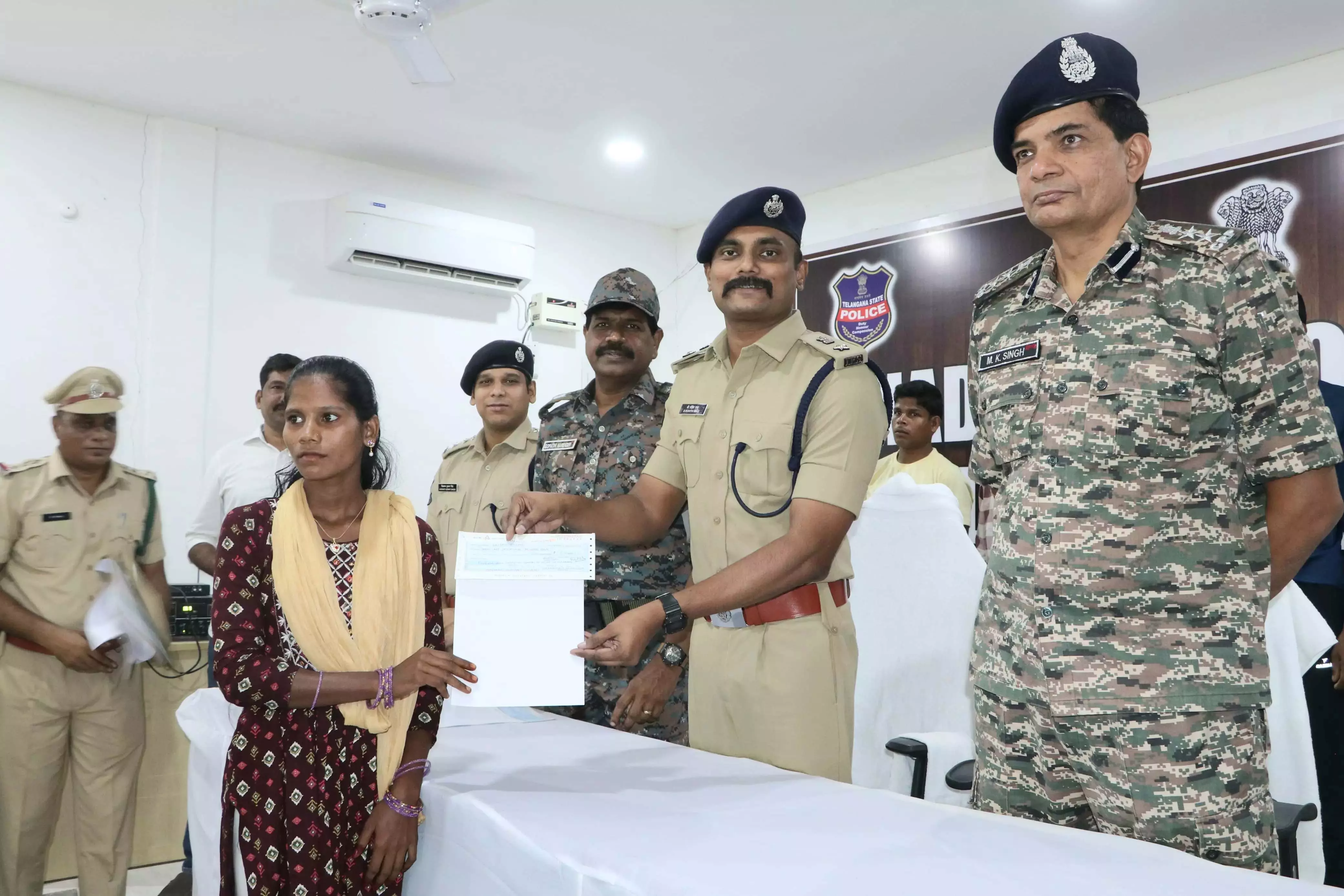 CPI (माओवादी) के 12 सदस्यों ने भद्राद्रि कोठागुडेम पुलिस के समक्ष आत्मसमर्पण किया CPI (माओवादी) के 12 सदस्यों ने भद्राद्रि कोठागुडेम पुलिस के समक्ष आत्मसमर्पण किया