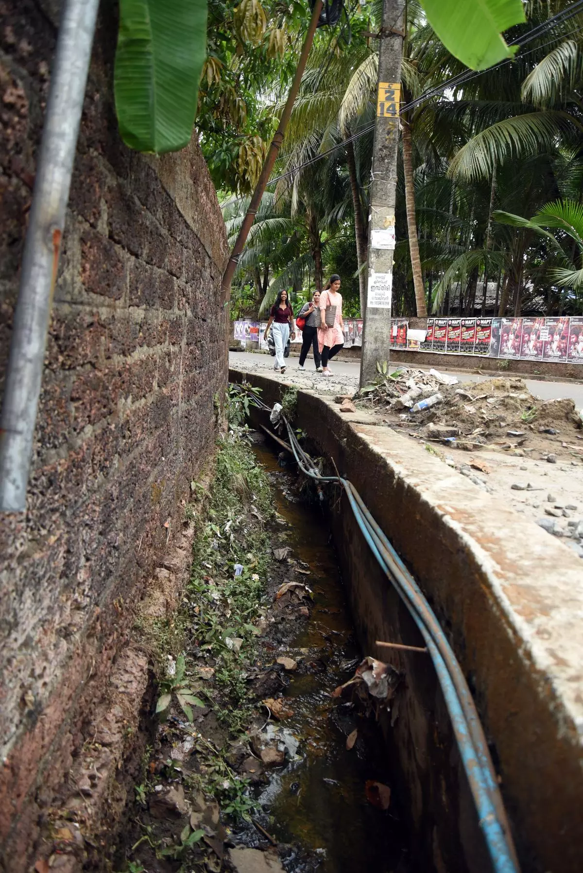 Kozhikode में निगम की निरंतर उदासीनता और खुले नाले मौत का सबब Kozhikode में निगम की निरंतर उदासीनता और खुले नाले मौत का सबब