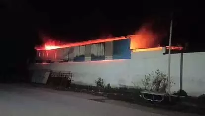 कॉटन गोदाम में आग लगी, लाखों की संपत्ति जलकर खाक कॉटन गोदाम में आग लगी, लाखों की संपत्ति जलकर खाक