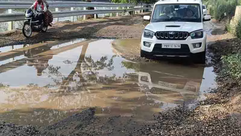 Doraha-Nilon Road खस्ताहाल, लोगों में आक्रोश बढ़ा Doraha-Nilon Road खस्ताहाल, लोगों में आक्रोश बढ़ा