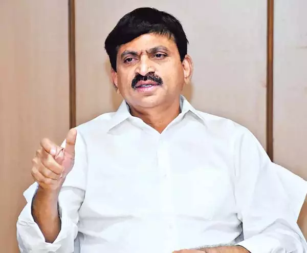 पोंगुलेटी श्रीनिवास रेड्डी: KCR के गोद लिए गांव में सभी योग्य लोगों के लिए इंदिरम्मा घर पोंगुलेटी श्रीनिवास रेड्डी: KCR के गोद लिए गांव में सभी योग्य लोगों के लिए इंदिरम्मा घर