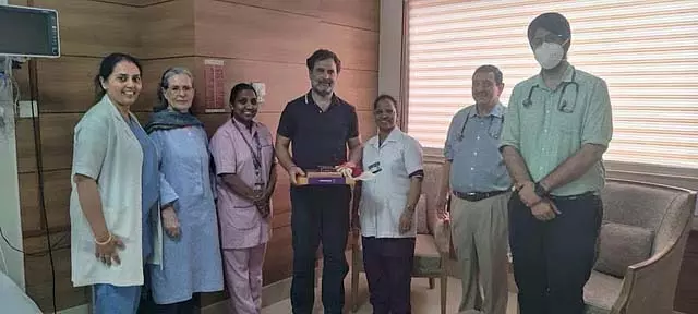 सोनिया गांधी अस्पताल से घर लौटी सोनिया गांधी अस्पताल से घर लौटी