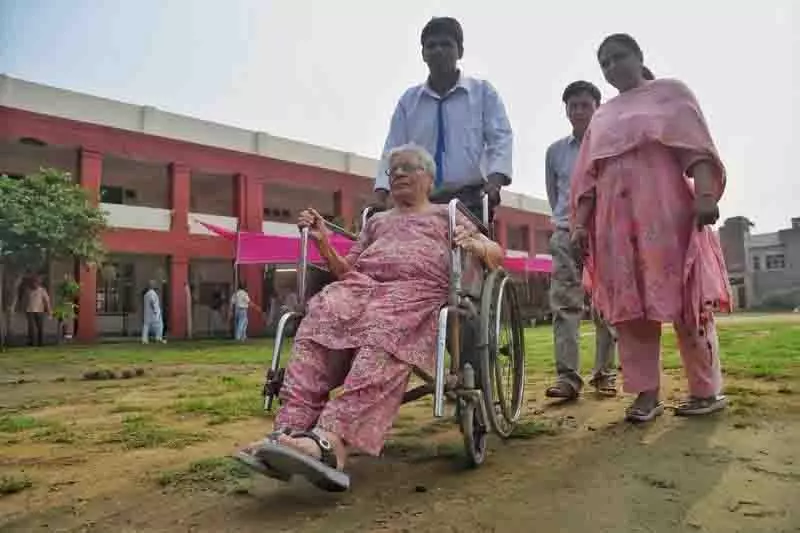 Ludhiana पश्चिम में बुजुर्ग लोग मतदान के लिए जल्दी निकले Ludhiana पश्चिम में बुजुर्ग लोग मतदान के लिए जल्दी निकले