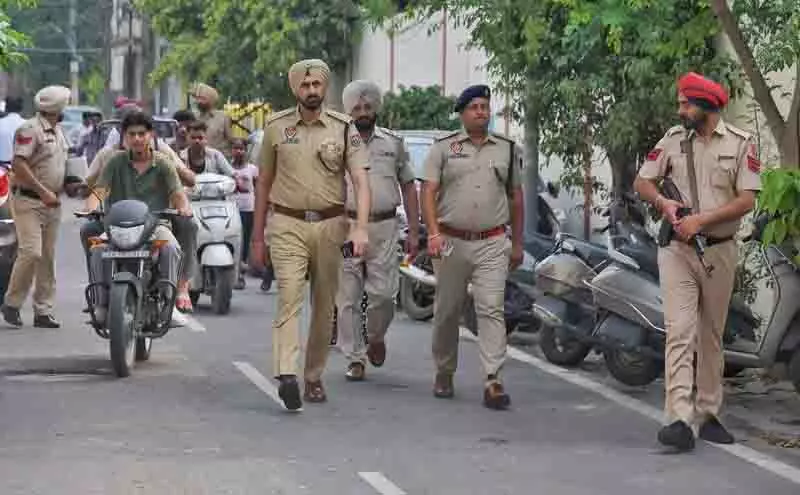 वोट खरीदने के आरोपों के बीच Ludhiana पुलिस ने राशन वाहन जब्त किया वोट खरीदने के आरोपों के बीच Ludhiana पुलिस ने राशन वाहन जब्त किया