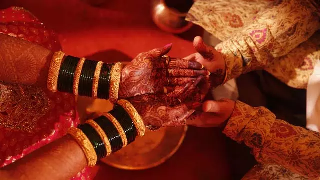 UP : बेटे की मंगेतर से भागकर शादी, पंचायत ने जोड़े को गांव से भगा दिया UP : बेटे की मंगेतर से भागकर शादी, पंचायत ने जोड़े को गांव से भगा दिया
