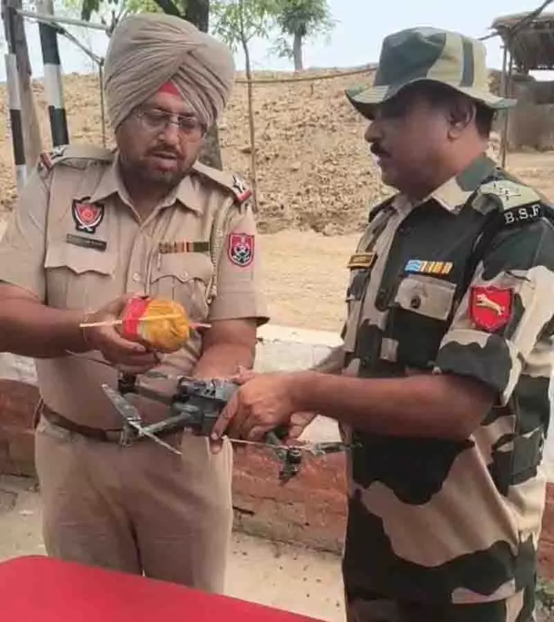 Amritsar: सीमा के पास ड्रोन और हेरोइन जब्त Amritsar: सीमा के पास ड्रोन और हेरोइन जब्त