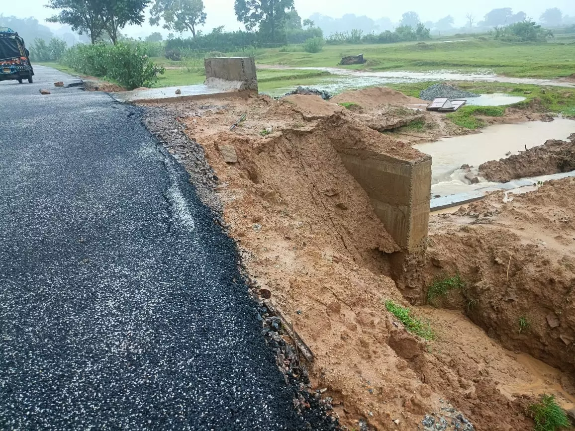 Gumla में नई सड़क पहली ही बारिश में धंसी, लोगों ने उठाए सवाल Gumla में नई सड़क पहली ही बारिश में धंसी, लोगों ने उठाए सवाल