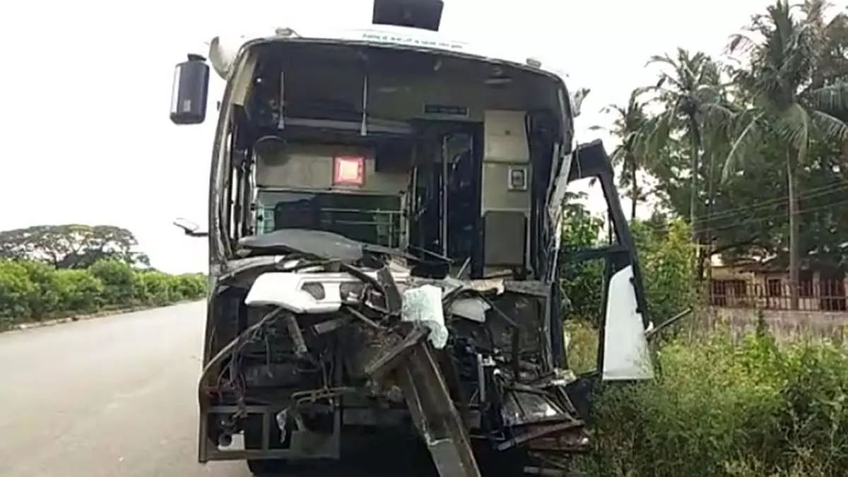नाम्बोर जंगल में बस-ट्रक की टक्कर में एक की मौत, 20 से ज़्यादा घायल नाम्बोर जंगल में बस-ट्रक की टक्कर में एक की मौत, 20 से ज़्यादा घायल