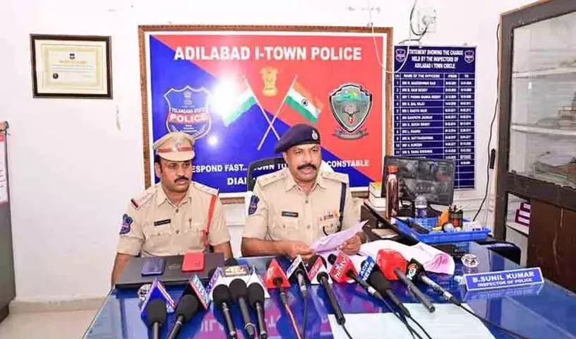 सरकारी जमीन का फर्जी वादा करने के आरोप में सरकारी कर्मचारी गिरफ्तार सरकारी जमीन का फर्जी वादा करने के आरोप में सरकारी कर्मचारी गिरफ्तार