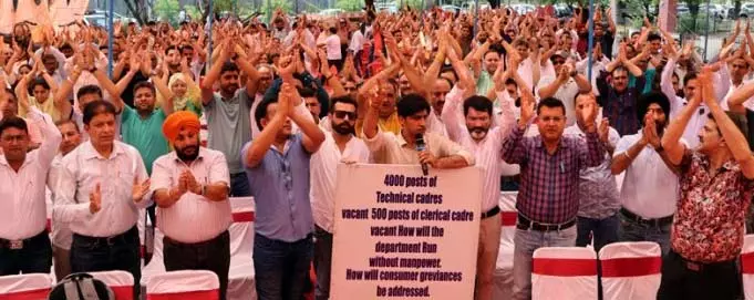 PDD इंजीनियरों ने नियमितीकरण व अन्य मांगों को लेकर किया प्रदर्शन PDD इंजीनियरों ने नियमितीकरण व अन्य मांगों को लेकर किया प्रदर्शन