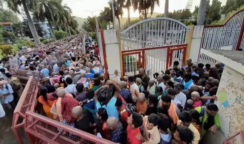 Tirumala में भक्तों का तांता जारी.. भगवान शिव के दर्शन के लिए 20 घंटे Tirumala में भक्तों का तांता जारी.. भगवान शिव के दर्शन के लिए 20 घंटे