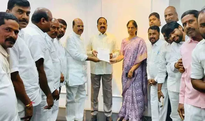 BRS नेताओं ने रंगारेड्डी में रायथु बंधु के लिए दबाव डाला BRS नेताओं ने रंगारेड्डी में रायथु बंधु के लिए दबाव डाला