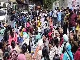 छठे दिन भी नहीं टूटा आंदोलनकारियों का हौसला, प्रशासन से बातचीत विफल छठे दिन भी नहीं टूटा आंदोलनकारियों का हौसला, प्रशासन से बातचीत विफल