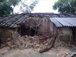 Chaibasa: बारिश से मनोहरपुर में मिट्टी का घर ढहा, बाल-बाल बचा परिवार Chaibasa: बारिश से मनोहरपुर में मिट्टी का घर ढहा, बाल-बाल बचा परिवार