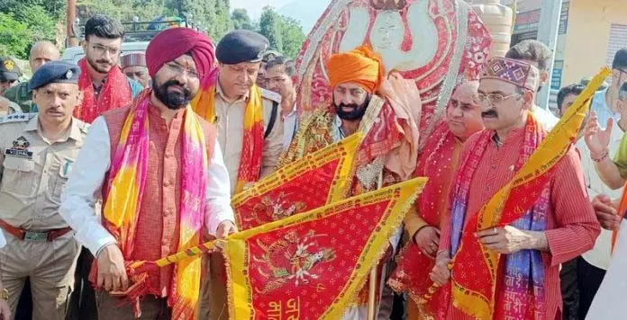 DC-SSP डोडा ने श्री चौंद माता छड़ी यात्रा को हरी झंडी दिखाकर रवाना किया DC-SSP डोडा ने श्री चौंद माता छड़ी यात्रा को हरी झंडी दिखाकर रवाना किया