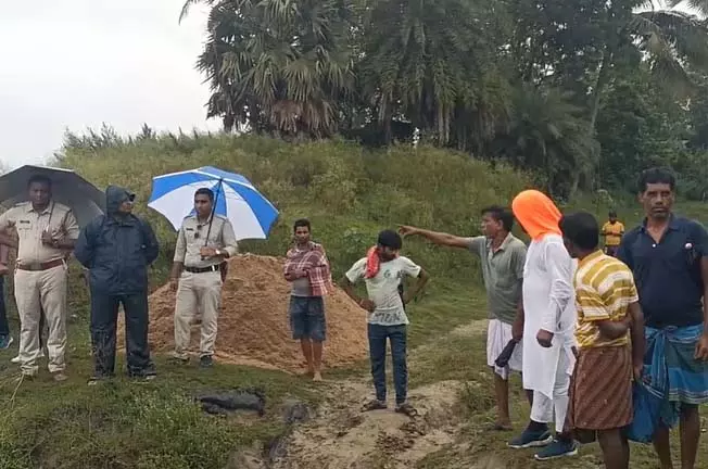 वोट डालते समय मतदाताओं से भरी नाव दुर्घटनाग्रस्त हो गई वोट डालते समय मतदाताओं से भरी नाव दुर्घटनाग्रस्त हो गई