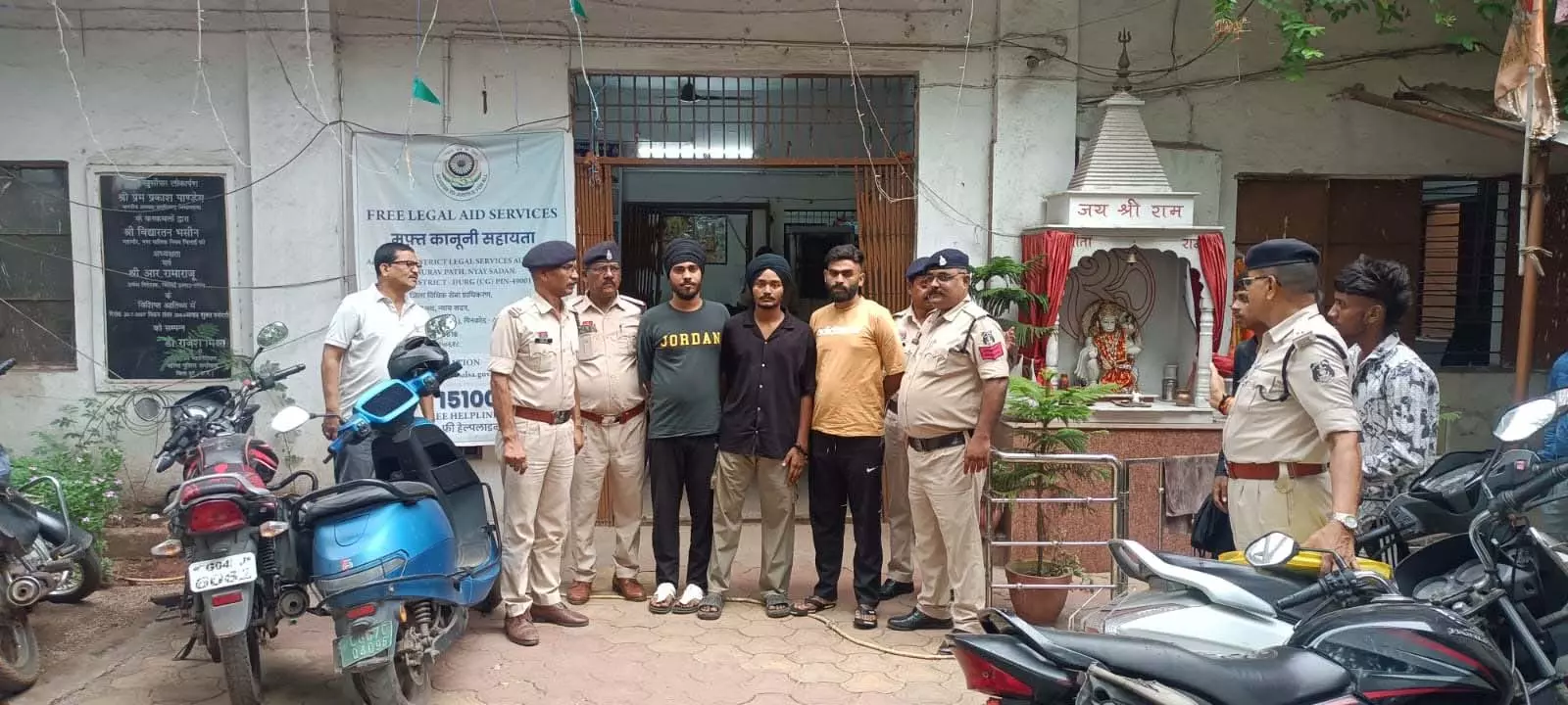 अपहरण और मारपीट मामला: खुर्सीपार पुलिस ने तीन आरोपियों को किया गिरफ्तार अपहरण और मारपीट मामला: खुर्सीपार पुलिस ने तीन आरोपियों को किया गिरफ्तार