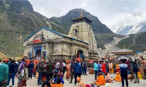 Kedarnath Yatra:दर्दनाक हादसा, खाई में गिरने से दो तीर्थयात्रियों की मौत, एक लापता Kedarnath Yatra:दर्दनाक हादसा, खाई में गिरने से दो तीर्थयात्रियों की मौत, एक लापता