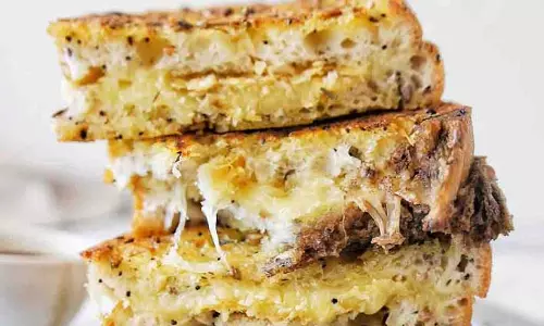 Onion Cheese Sandwich: खाने का मन है कुछ हल्का तो जरूर ट्राई करें