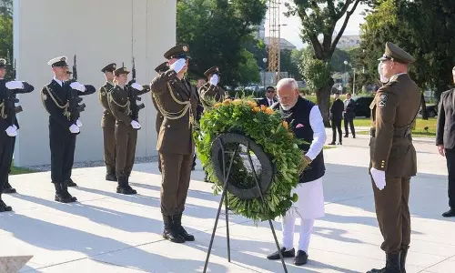 प्रधानमंत्री मोदी ने ज़ाग्रेब में मातृभूमि के स्मारक पर श्रद्धांजलि अर्पित की
