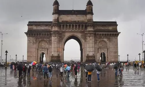 मुंबई में भारी बारिश, यातायात जाम और ट्रेनें देरी से चलने की खबर