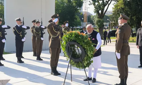 PM Modi ने ज़ाग्रेब के होमलैंड स्मारक पर श्रद्धांजलि अर्पित की