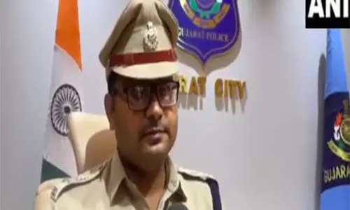 Gujarat Police ने बिल्डर को हनीट्रैप करने के आरोप में सोशल मीडिया इन्फ्लुएंसर को गिरफ्तार किया Gujarat Police ने बिल्डर को हनीट्रैप करने के आरोप में सोशल मीडिया इन्फ्लुएंसर को गिरफ्तार किया