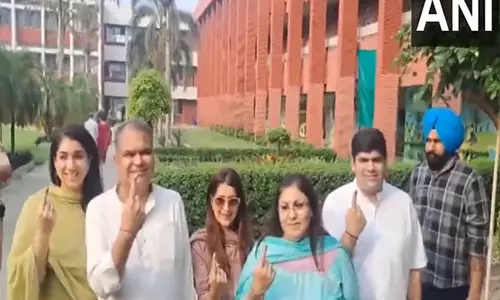 लुधियाना पश्चिम उपचुनाव: AAP उम्मीदवार ने वोट डाला, मतदाताओं से अपने मताधिकार का प्रयोग करने का आग्रह किया लुधियाना पश्चिम उपचुनाव: AAP उम्मीदवार ने वोट डाला, मतदाताओं से अपने मताधिकार का प्रयोग करने का आग्रह किया