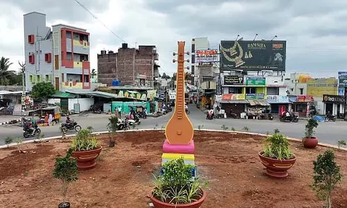 Tamil Nadu: सेलम सर्कुलर रोड पर ध्यान आकर्षित करने वाली मूर्तियाँ