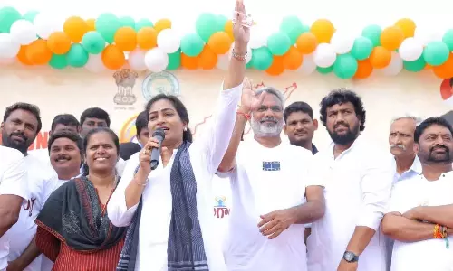IYD से पहले, 2K ने रेवू पोलावरम बीच पर योग में भाग लिया