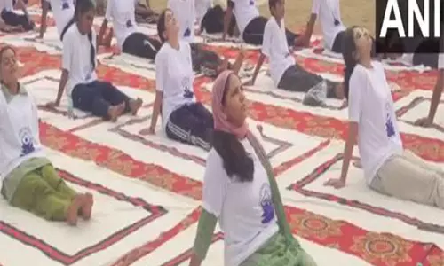 भारतीय सेना ने अंतर्राष्ट्रीय योग दिवस से पहले Akhnoor में स्थानीय लोगों के लिए योग सत्र आयोजित किया भारतीय सेना ने अंतर्राष्ट्रीय योग दिवस से पहले Akhnoor में स्थानीय लोगों के लिए योग सत्र आयोजित किया