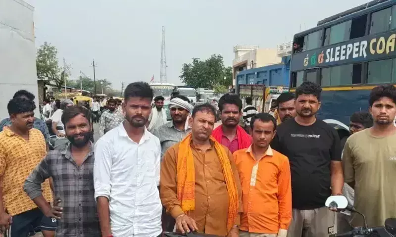 Jalaun: बिजली संकट से नाराज़ ग्रामीणों ने किया रोड जाम, प्रशासन हक्का-बक्का Jalaun: बिजली संकट से नाराज़ ग्रामीणों ने किया रोड जाम, प्रशासन हक्का-बक्का
