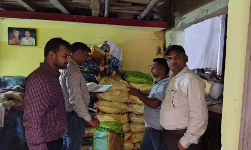 कृषि केंद्रों में प्रशासन ने मारी रेड, अवैध खाद और बीज जब्त