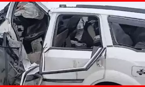नेशनल हाईवे पर भीषण सड़क हादसा, चार की मौत 5 घायल नेशनल हाईवे पर भीषण सड़क हादसा, चार की मौत 5 घायल