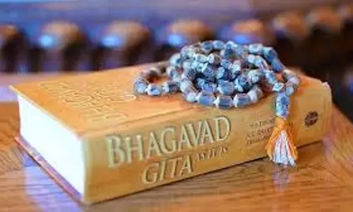 धर्म : भगवद् गीता किसे देनी चाहिए, क्या कहते हैं हिंदू धर्मग्रंथ