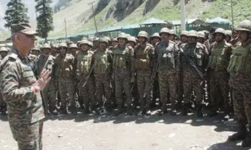 चिनार कोर कमांडर ने अमरनाथ यात्रा से पहले सुरक्षा तैयारियों की समीक्षा की चिनार कोर कमांडर ने अमरनाथ यात्रा से पहले सुरक्षा तैयारियों की समीक्षा की