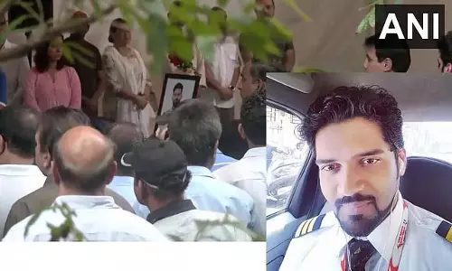 विमान दुर्घटना: सह-पायलट क्लाइव कुंदर का पार्थिव शरीर घर पहुंचा, परिवार ने भावभीनी विदाई दी