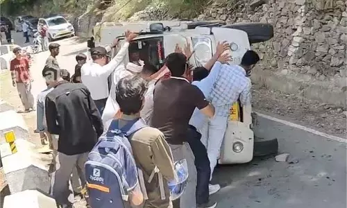 Himachal: भरमाणी माता मंदिर के पास  पलटी पिकअप, चालक घायल
