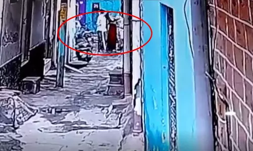 साड़ी-ब्लाउज पहने दिखा हिस्ट्रीशीटर, शातिर पुलिस के हत्थे चढ़े, VIDEO