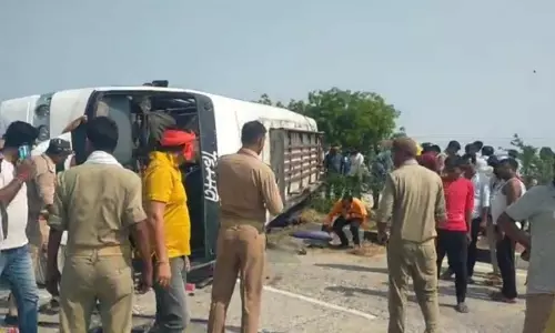 Moradabad में डग्गामार बस पलटी, हादसे में बालक की मौत, 12 घायल Moradabad में डग्गामार बस पलटी, हादसे में बालक की मौत, 12 घायल