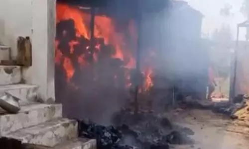 Amroha: दौलतपुर में उपद्रवियों ने मचाया तांडव, घर में लगाई आग