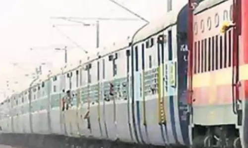 टीटीई को मिला मशीन, ट्रेन में फर्जी आधार कार्ड दिखाने वाले पकड़े जाएंगे