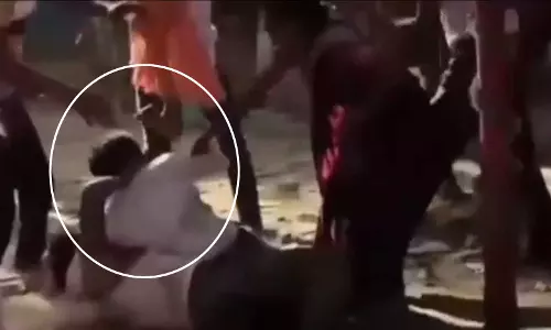 चाट का ठेला लगाने वाले आपस में भिड़े, सड़क पर मची अफरा-तफरी
