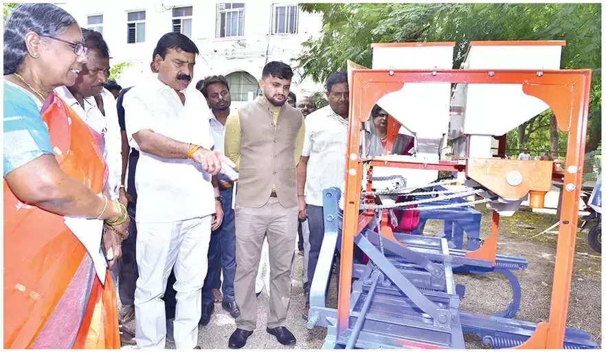 Andhra: कृषि मशीनरी का उचित उपयोग करें किसान, सांसद ने किया आग्रह Andhra: कृषि मशीनरी का उचित उपयोग करें किसान, सांसद ने किया आग्रह