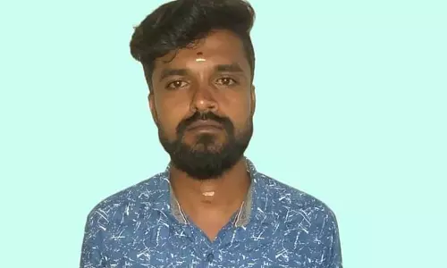 Karur : पुलिस ने एक प्रसिद्ध उपद्रवी को गोली मारकर गिरफ्तार कर लिया Karur : पुलिस ने एक प्रसिद्ध उपद्रवी को गोली मारकर गिरफ्तार कर लिया