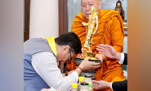 Kiren Rijiju ने थाई सुप्रीम पैट्रिआर्क से सम्राट अशोक की विशेष प्रतिमा प्राप्त की