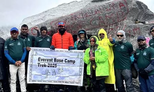 साइकिल चालकों ने एवरेस्ट बेस कैंप पर विजय प्राप्त की साइकिल चालकों ने एवरेस्ट बेस कैंप पर विजय प्राप्त की
