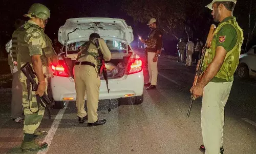 Jammu में सुरक्षा के लिए पुलिस को अतिरिक्त चौकियां स्थापित करने का निर्देश Jammu में सुरक्षा के लिए पुलिस को अतिरिक्त चौकियां स्थापित करने का निर्देश