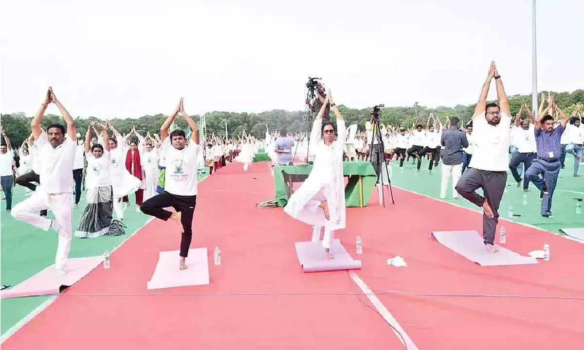 Andhra: ANU ने भव्य योग सत्र का आयोजन किया