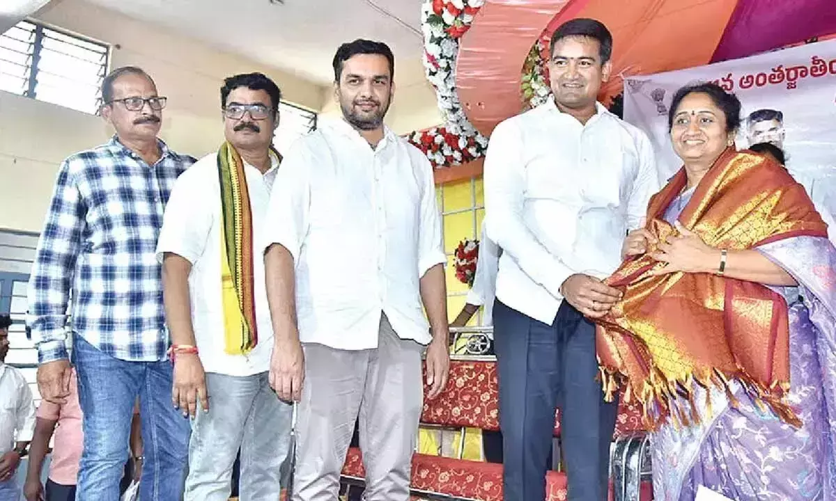Andhra: योगांध्र वैश्विक ध्यान आकर्षित कर रहा है: सविता